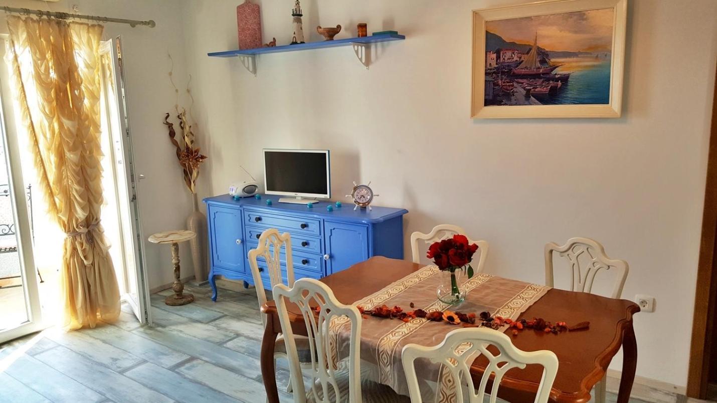 Apartments By The Sea Krilo Jesenice, Omis - 15145 Jesenice  Rum bild